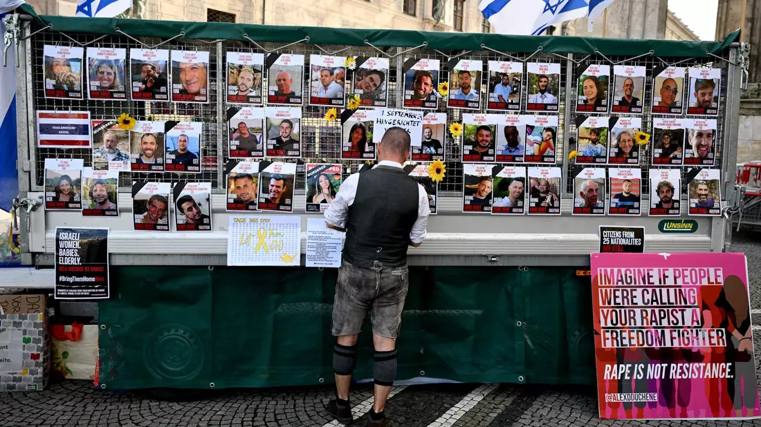 Der israelische Botschafter Ron Prosor zeigte sich erleichtert über die Festnahme. - Bild: Felix Hörhager/dpa