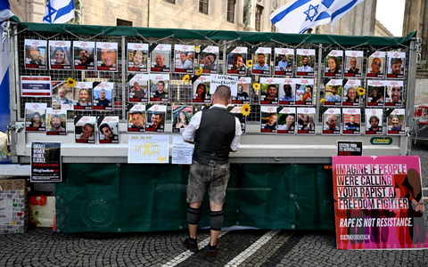Der israelische Botschafter Ron Prosor zeigte sich erleichtert über die Festnahme. - Foto: Felix Hörhager/dpa