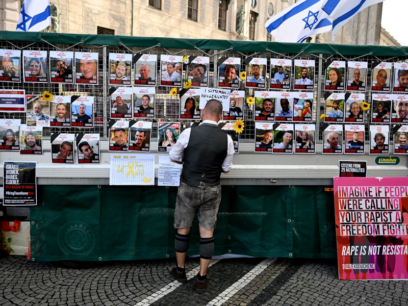 Der israelische Botschafter Ron Prosor zeigte sich erleichtert über die Festnahme. - Foto: Felix Hörhager/dpa