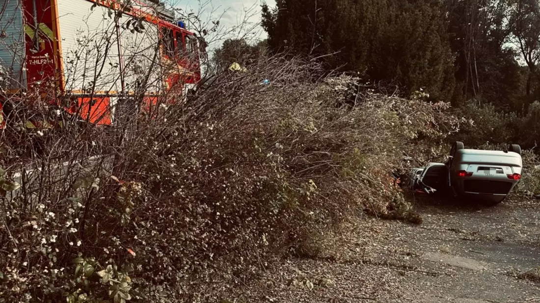 FW-DT: Alleinunfall auf der Paderborner Straße - Auto bleibt auf Dach liegen - Bild: presseportal.de