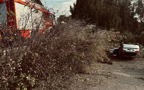FW-DT: Alleinunfall auf der Paderborner Straße - Auto bleibt auf Dach liegen - Foto: presseportal.de