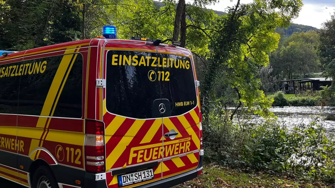 FW Heimbach: Person von Feuerwehr und DLRG aus Wasser gerettet - Großeinsatz am Heimbacher Staubecken - Bild: presseportal.de