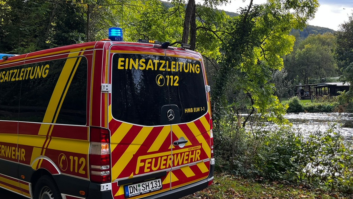 FW Heimbach: Person von Feuerwehr und DLRG aus Wasser gerettet - Großeinsatz am Heimbacher Staubecken - Foto: presseportal.de