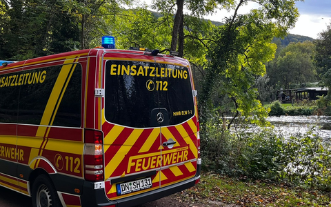 FW Heimbach: Person von Feuerwehr und DLRG aus Wasser gerettet - Großeinsatz am Heimbacher Staubecken - Foto: presseportal.de FW Heimbach: Person von Feuerwehr und DLRG aus Wasser gerettet - Großeinsatz am Heimbacher Staubecken - Foto: presseportal.de