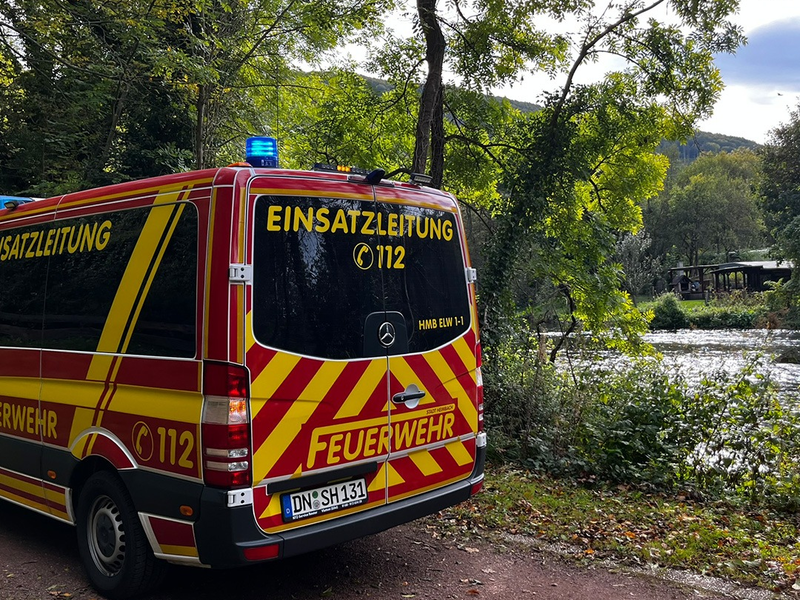 FW Heimbach: Person von Feuerwehr und DLRG aus Wasser gerettet - Großeinsatz am Heimbacher Staubecken - Foto: presseportal.de