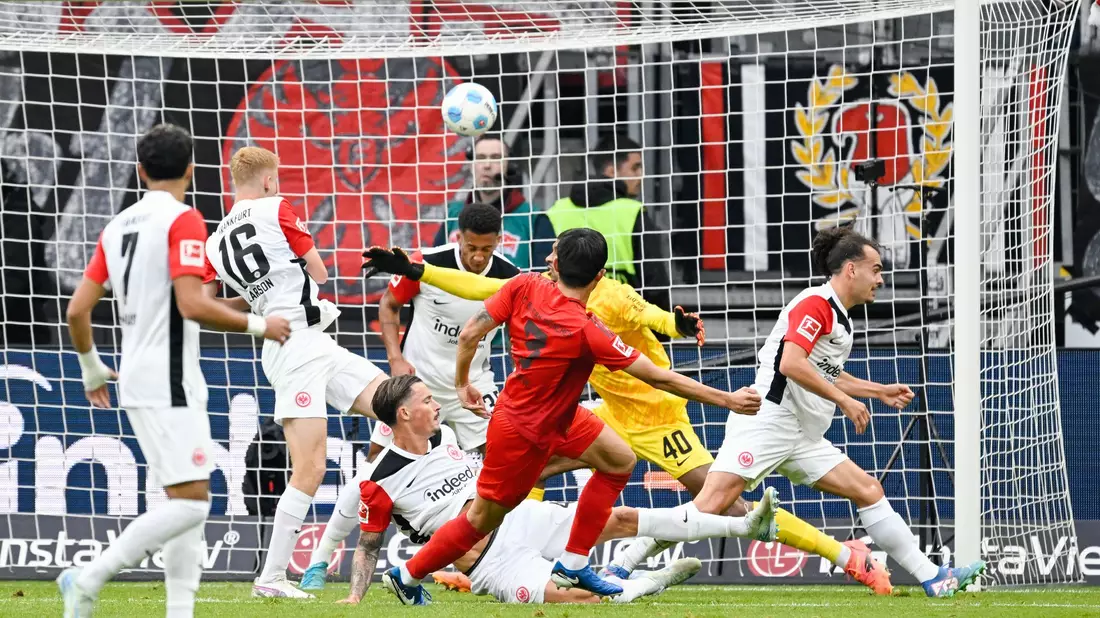 Bayern-Stürmer Kane musste beim 3:3 in Frankfurt angeschlagen ausgewechselt werden. - Bild: Uwe Anspach/dpa