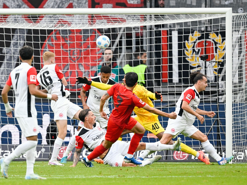 Omar Marmoush sicherte Eintracht Frankfurt mit zwei Toren einen Punkt gegen Bayern München. - Foto: Uwe Anspach/dpa