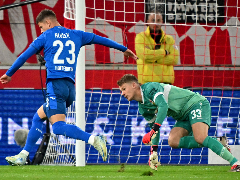 Erst im letzten Moment war TSG-Torhüter Oliver Baumann geschlagen. - Foto: Jan-Philipp Strobel/dpa