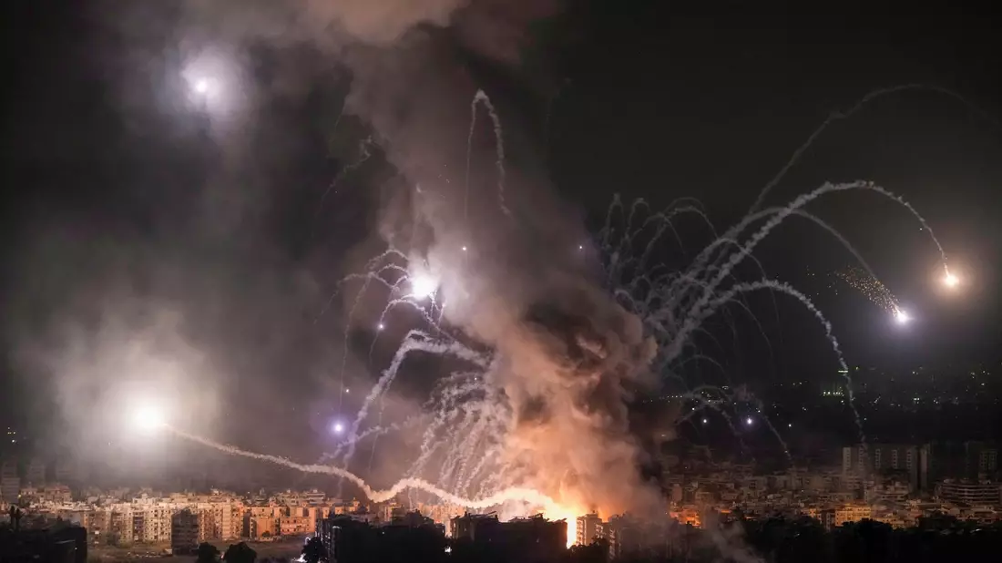 Der gegenseitige Beschuss zwischen Israels Armee und der Hisbollah im Libanon geht weiter.  - Bild: Bilal Hussein/AP/dpa
