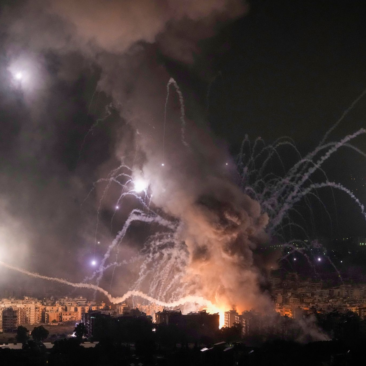 Der gegenseitige Beschuss zwischen Israels Armee und der Hisbollah im Libanon geht weiter.  - Foto: Bilal Hussein/AP/dpa