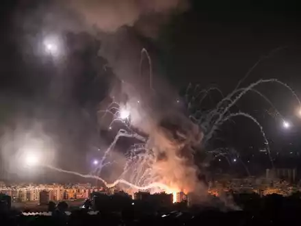 Der gegenseitige Beschuss zwischen Israels Armee und der Hisbollah im Libanon geht weiter.  - Foto: Bilal Hussein/AP/dpa
