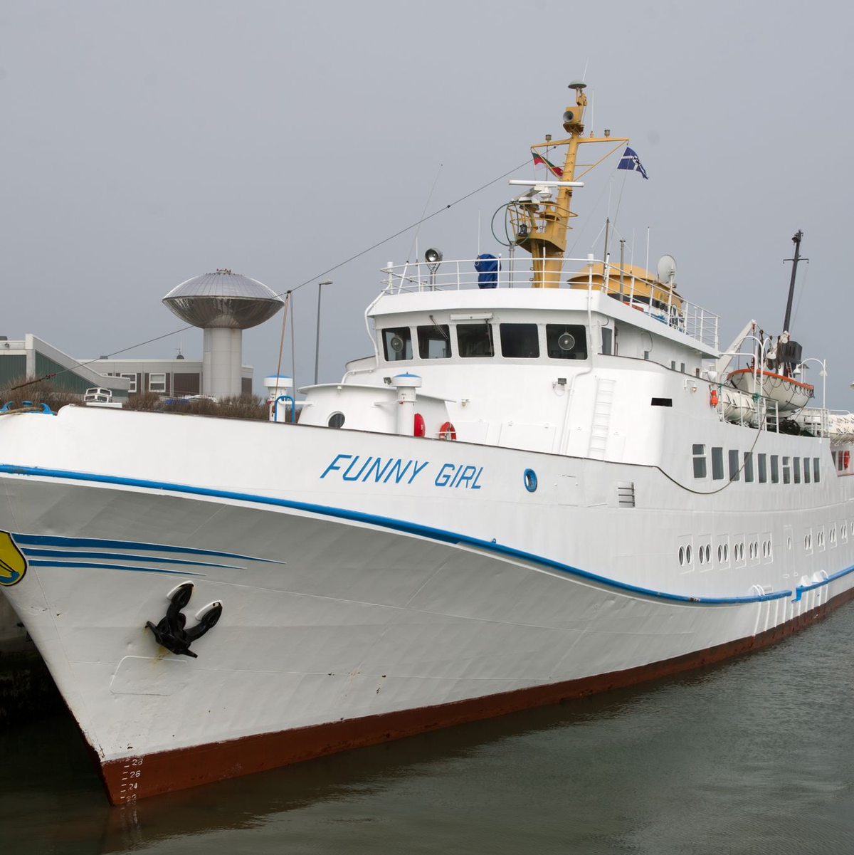 Das Helgolandschiff erreicht Büsum.  - Foto: Christian Charisius/dpa