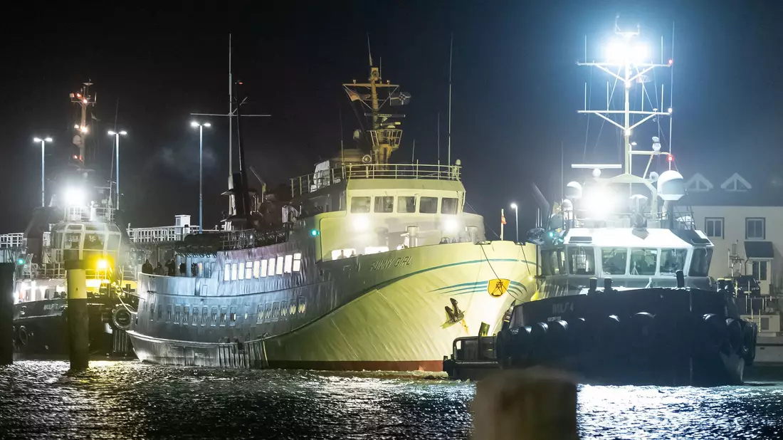 Die «Funny Girl» liegt im Hafen von Büsum. - Bild: Bodo Marks/dpa