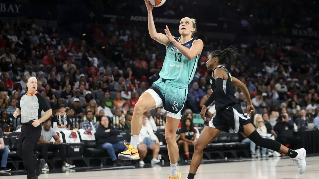 Sabrina Ionescu (links) steht mit den New York Liberty erneut in den Finals der WNBA. - Bild: Ian Maule/AP/dpa