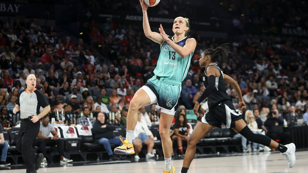 Sabrina Ionescu (links) steht mit den New York Liberty erneut in den Finals der WNBA. - Foto: Ian Maule/AP/dpa