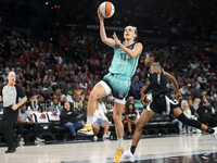 Sabrina Ionescu (links) steht mit den New York Liberty erneut in den Finals der WNBA. - Foto: Ian Maule/AP/dpa