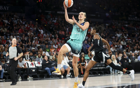Sabrina Ionescu (links) steht mit den New York Liberty erneut in den Finals der WNBA. - Foto: Ian Maule/AP/dpa