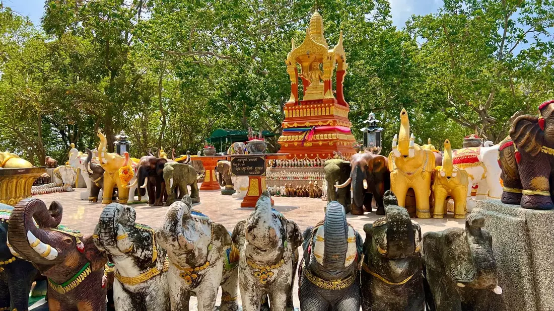 Elefanten gelten in Thailand als Glücksbringer und werden mit vielen Statuen geehrt. (Archivbild) - Bild: Carola Frentzen/dpa