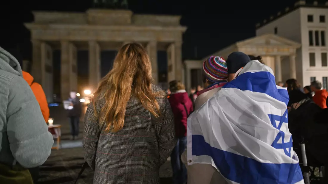 In Berlin begann das Gedenken an die Opfer des Überfalls bereits am frühen Morgen am Brandenburger Tor.  - Bild: Sebastian Christoph Gollnow/dpa