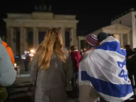 In Berlin begann das Gedenken an die Opfer des Überfalls bereits am frühen Morgen am Brandenburger Tor.  - Foto: Sebastian Christoph Gollnow/dpa