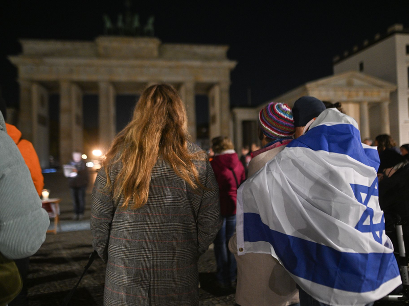 In Berlin begann das Gedenken an die Opfer des Überfalls bereits am frühen Morgen am Brandenburger Tor.  - Foto: Sebastian Christoph Gollnow/dpa