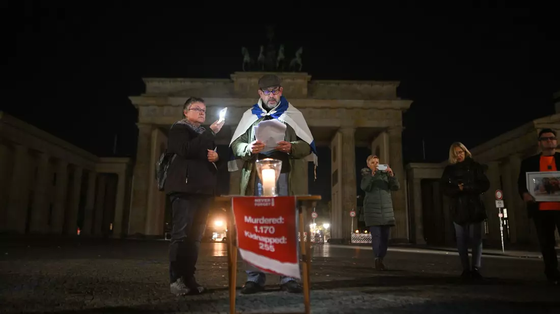 Aktivisten lasen um 5.29 Uhr, dem Zeitpunkt des Überfalls vom 7. Oktober 2023, die Namen der Opfer vor.  - Bild: Sebastian Gollnow/dpa