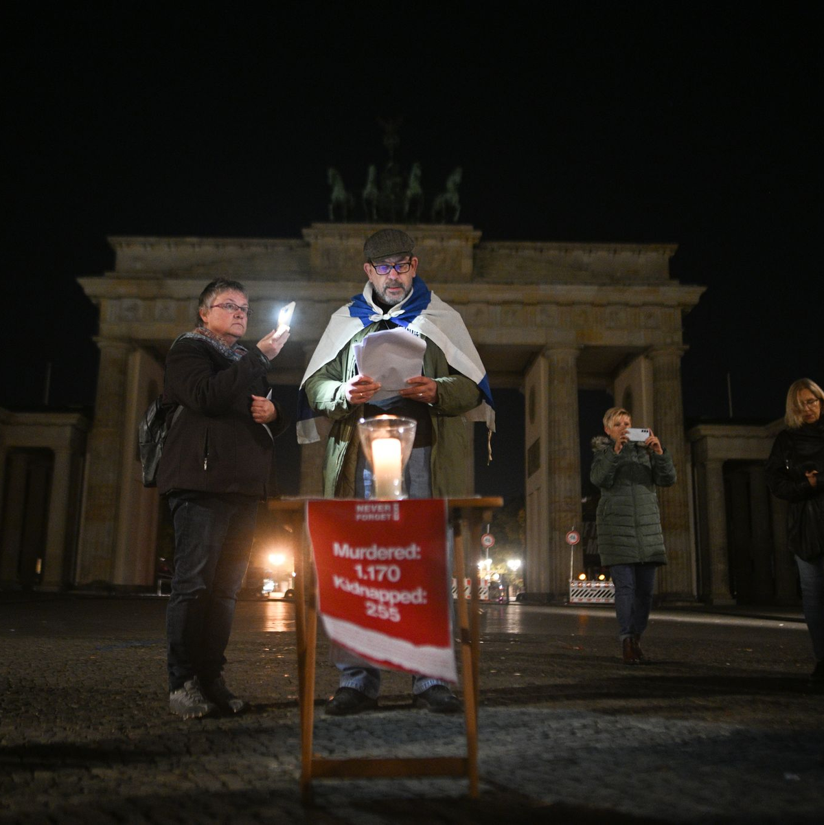 Aktivisten lasen um 5.29 Uhr, dem Zeitpunkt des Überfalls vom 7. Oktober 2023, die Namen der Opfer vor.  - Foto: Sebastian Gollnow/dpa
