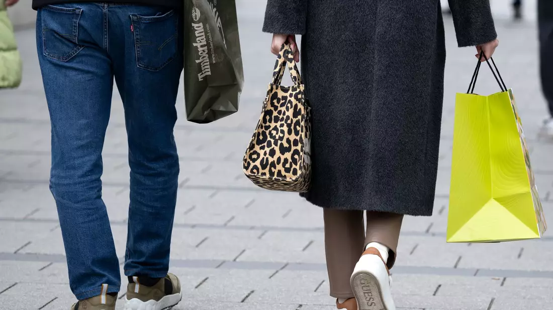 Laut dem Ifo-Institut ist wegen verunsicherter Verbraucher keine dynamische Entwicklung bei den privaten Konsumausgaben zu erwarten. (Archivbild) - Bild: Sven Hoppe/dpa