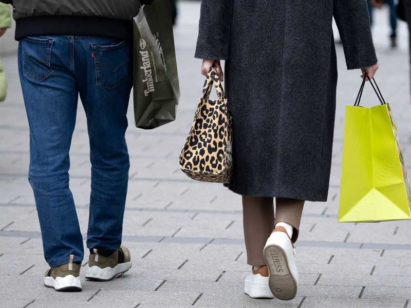 Die Verbraucherstimmung hellt sich etwas auf, die Einschätzung der gesamtwirtschaftlichen Entwicklung bleibt aber pessimistisch. - Foto: Sven Hoppe/dpa
