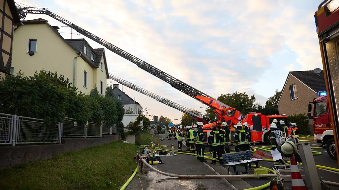 FW Rösrath: Dachstuhlbrand in Mehrfamilienhaus - Bild: presseportal.de