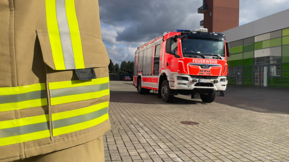FW-Langenfeld: Neue Dienstkleidung für die Feuerwehr - Foto: presseportal.de