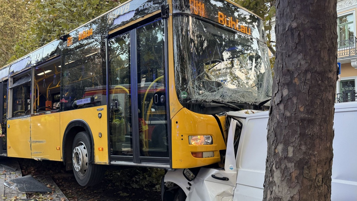 FW Dresden: Schwerer Verkehrsunfall mit zahlreichen Verletzten - Foto: presseportal.de
