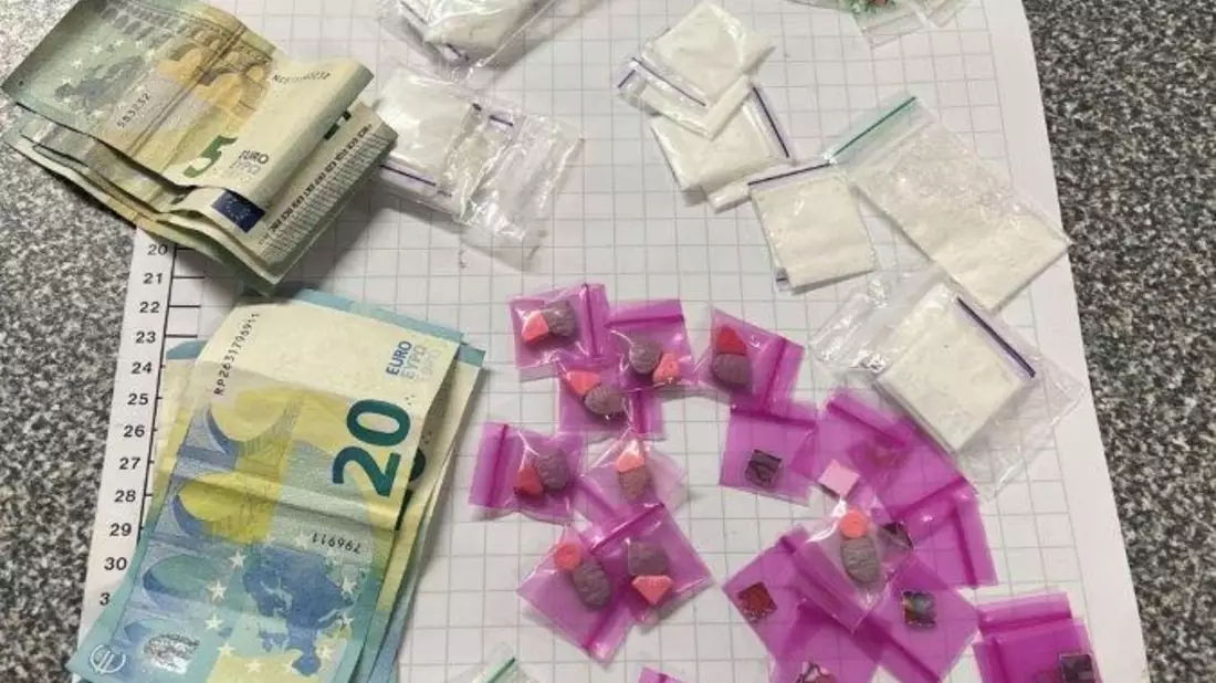 BPOL NRW: Bundespolizei stellt 21-Jährige mit buntem Strauß an Drogen - Bild: presseportal.de