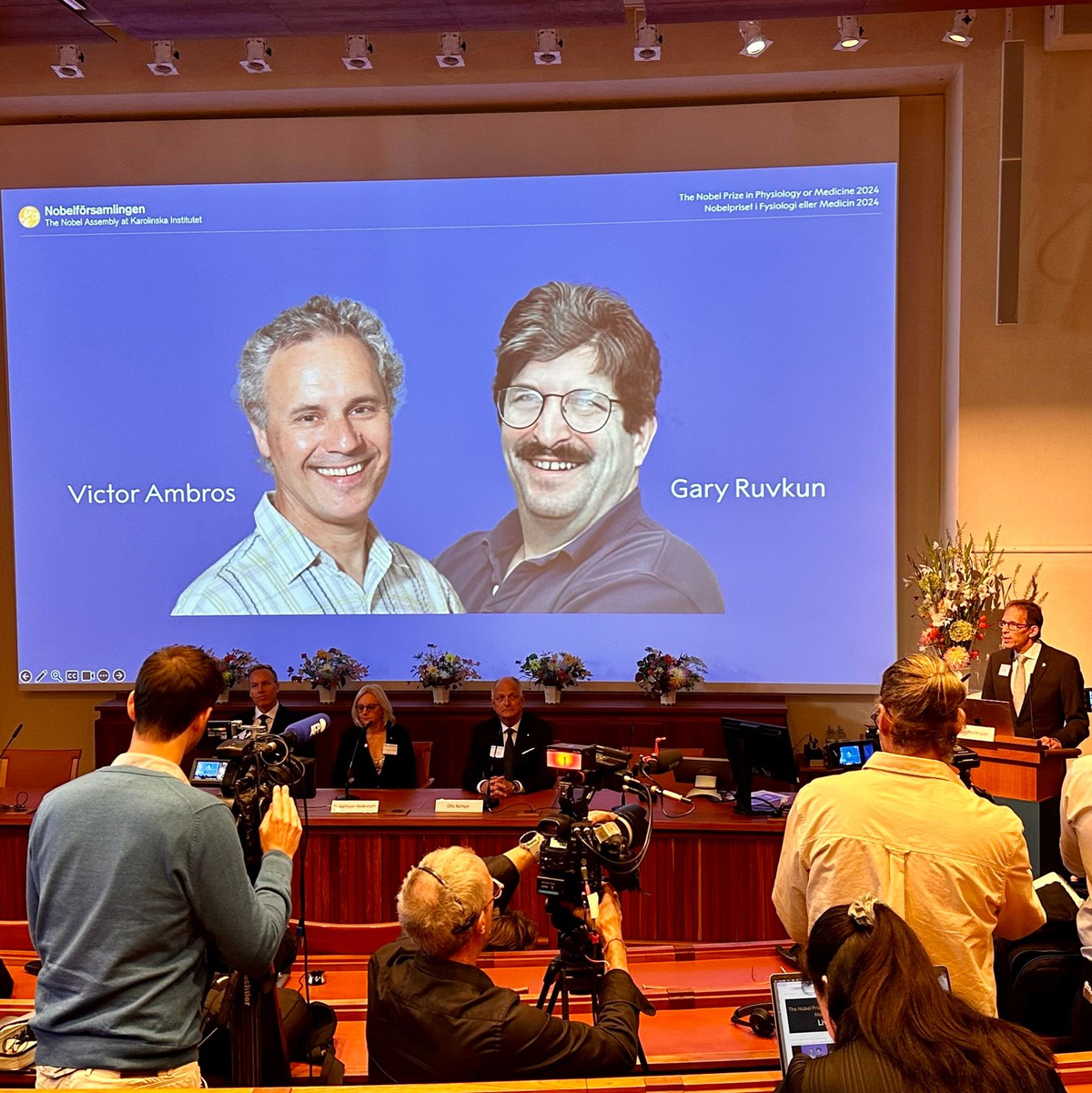 Der Nobelpreis für Medizin geht in diesem Jahr Victor Ambros  (li) und Gary Ruvkun für die Entdeckung der microRNA und ihrer Rolle bei der Genregulierung. - Foto: Steffen Trumpf/dpa