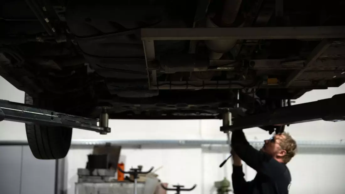 Wegen Ersatzteilpreise beim Auto könnten sich auch die Versicherungsprämien von Autohaltern erhöhen (Archivfoto).  - Bild: Pia Bayer/dpa