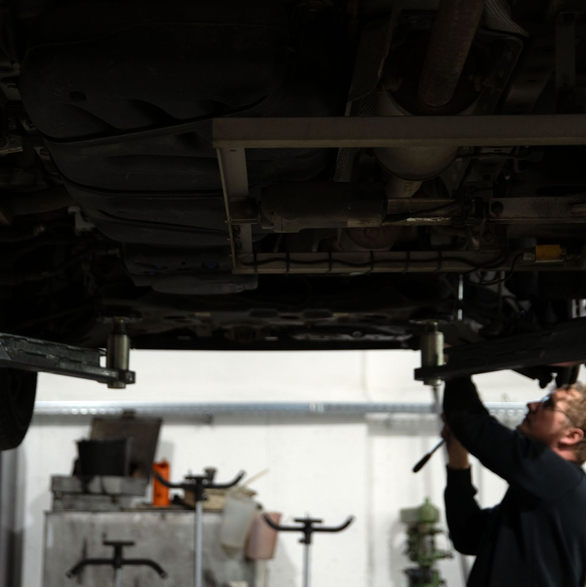 Nicht nur der Werkstattbesuch hat sich für Autofahrer in den vergangenen Jahren erheblich verteuert. (Archivbild) - Foto: Pia Bayer/dpa