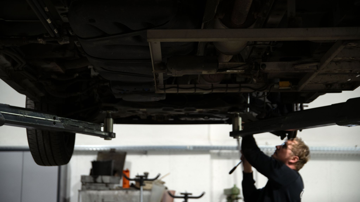Wegen Ersatzteilpreise beim Auto könnten sich auch die Versicherungsprämien von Autohaltern erhöhen (Archivfoto).  - Foto: Pia Bayer/dpa