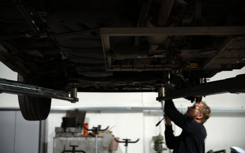 Wegen Ersatzteilpreise beim Auto könnten sich auch die Versicherungsprämien von Autohaltern erhöhen (Archivfoto).  - Foto: Pia Bayer/dpa
