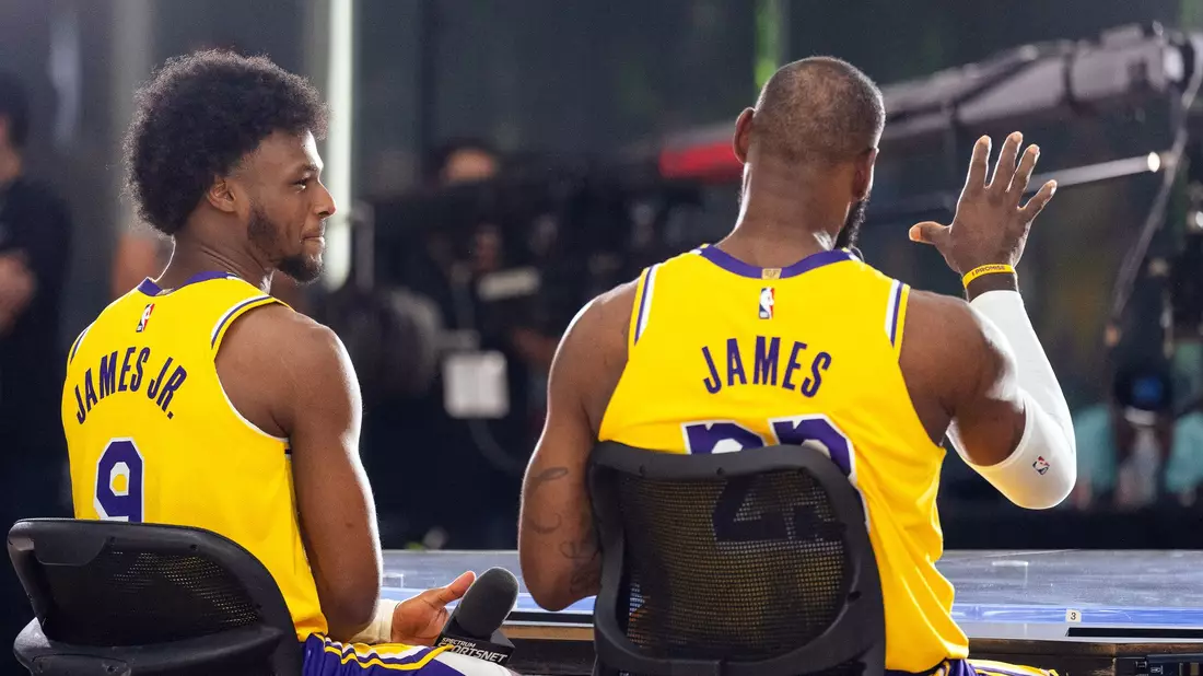 Wollen auch in der regulären Saison gemeinsam auflaufen: Bronny James (l) und LeBron James. - Bild: Maximilian Haupt/dpa
