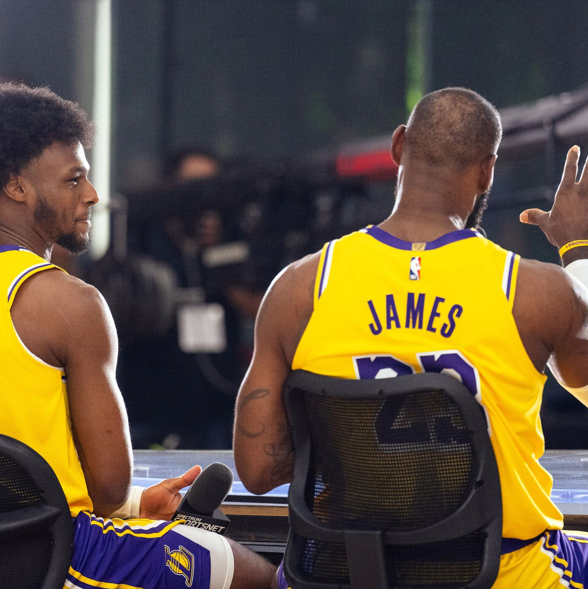 Wollen auch in der regulären Saison gemeinsam auflaufen: Bronny James (l) und LeBron James. - Foto: Maximilian Haupt/dpa