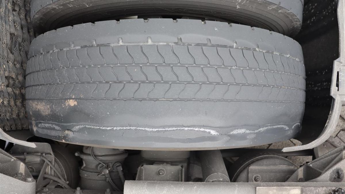 POL-PPTR: Sattelzug mit 4 völlig abgefahrenen Reifen unterwegs - Foto: presseportal.de