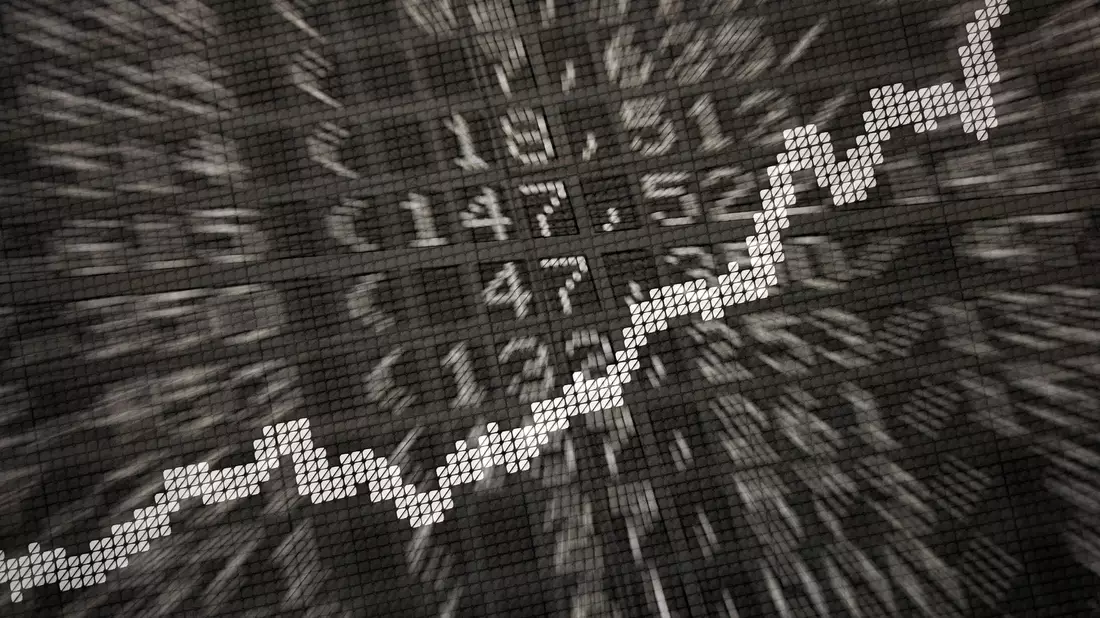 Viele Anleger sind optimistisch für ihre eigenen Finanzen - trotz der Wirtschaftskrise in Deutschland (Archivbild) - Bild: Daniel Reinhardt/dpa