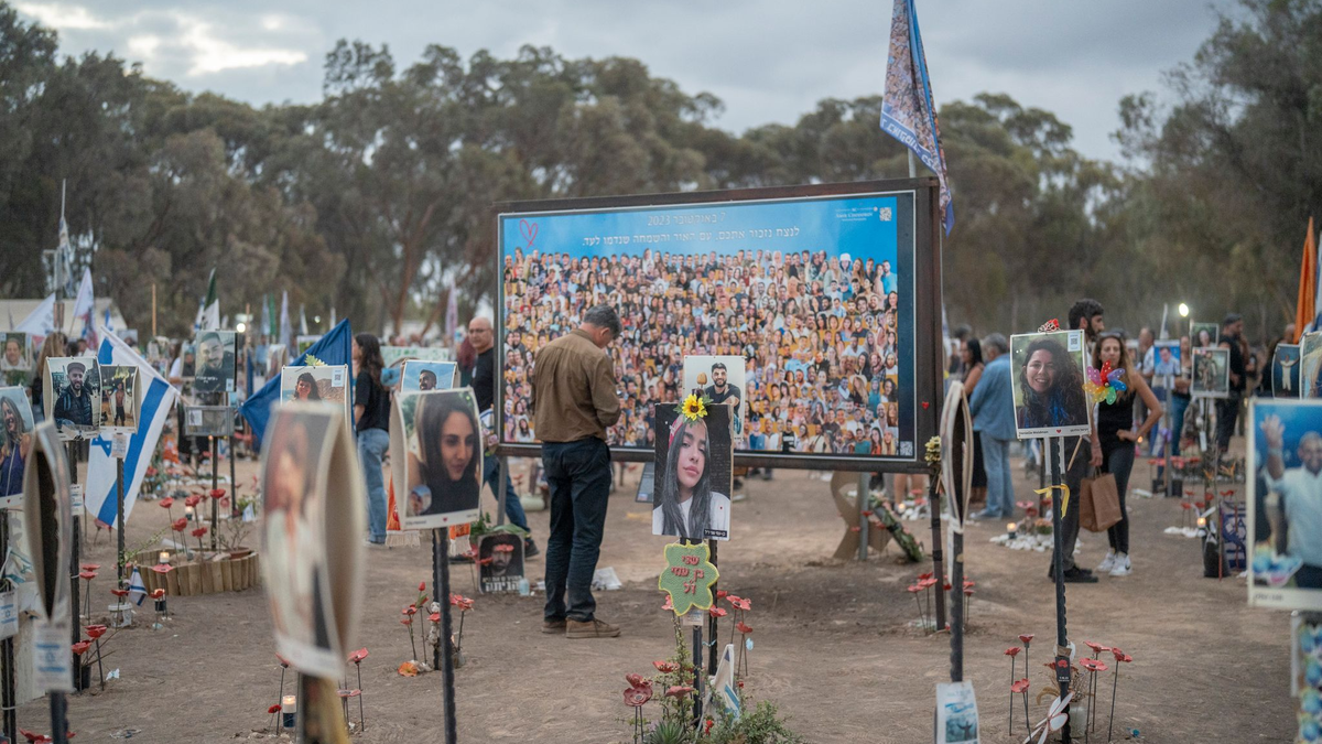 Angehörige und Freunde trauern am 7. Oktober. - Foto: Ilia yefimovich/dpa