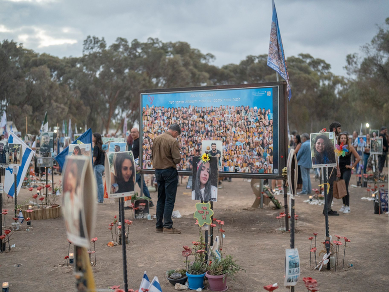 Angehörige und Freunde trauern am 7. Oktober. - Foto: Ilia yefimovich/dpa