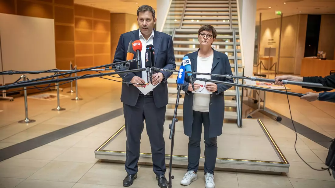 Zeitnah soll ein Nachfolger feststehen, kündigten die Parteichefs an. - Bild: Michael Kappeler/dpa