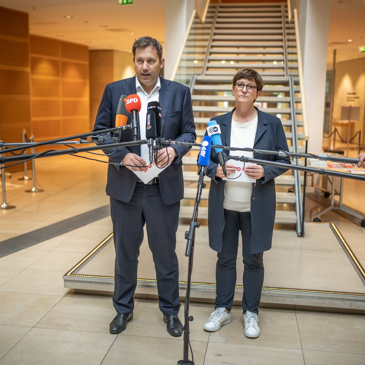 Zeitnah soll ein Nachfolger feststehen, kündigten die Parteichefs an. - Foto: Michael Kappeler/dpa