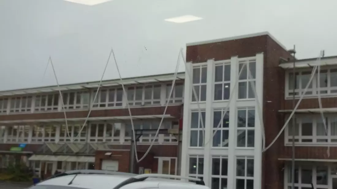 POL-WHV: Gewerbegelände Roffhausen - Sachbeschädigung an 23 Glaseinlassungen- Zeugenaufruf - Bild: presseportal.de
