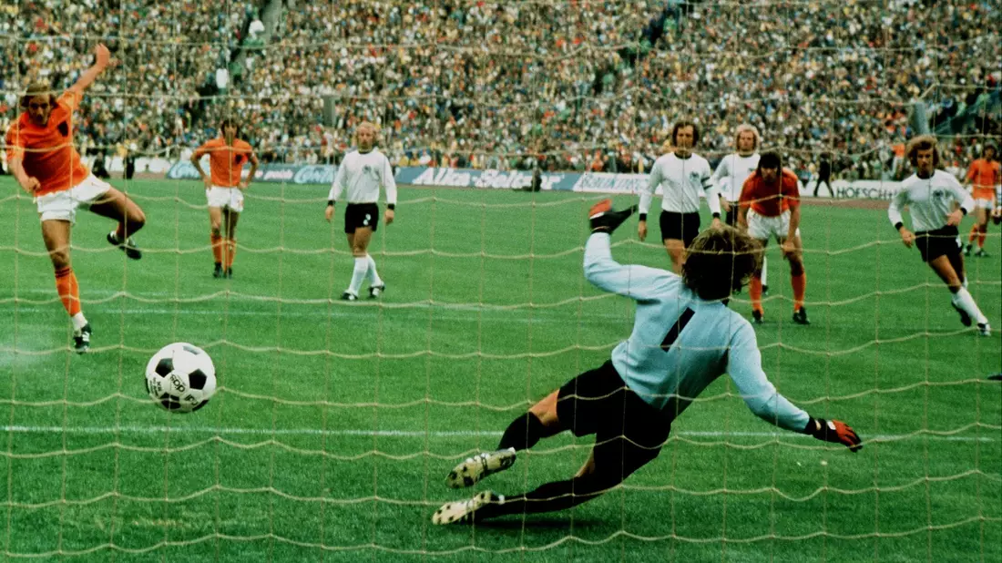 Eines seiner bekanntesten Tore: Johan Neeskens trifft im WM-Endspiel 1974 gegen Deutschland zur 1:0-Führung. - Bild: picture-alliance / dpa