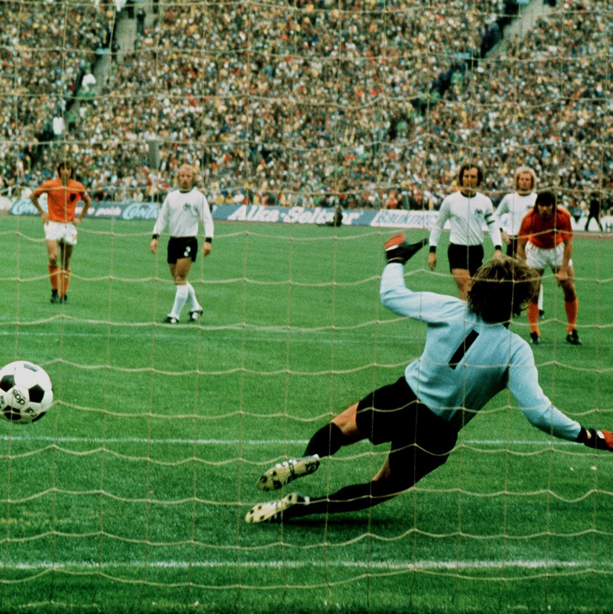 Eines seiner bekanntesten Tore: Johan Neeskens trifft im WM-Endspiel 1974 gegen Deutschland zur 1:0-Führung. - Foto: picture-alliance / dpa