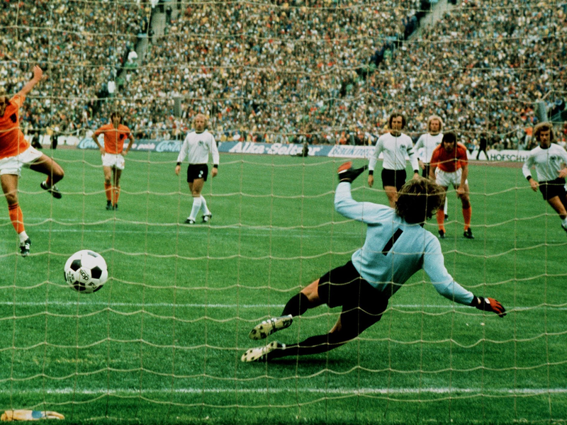 Eines seiner bekanntesten Tore: Johan Neeskens trifft im WM-Endspiel 1974 gegen Deutschland zur 1:0-Führung. - Foto: picture-alliance / dpa